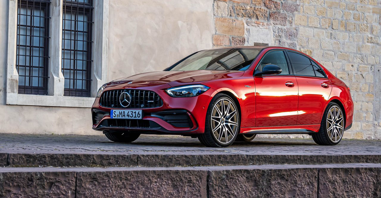 Mercedes-Benz vermelha em imagem institucional da Alma Motors
