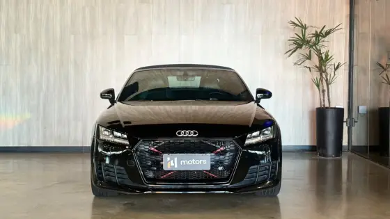 Audi TT Roadster preto no showroom