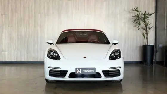 Porsche 718 Boxster branco no showroom