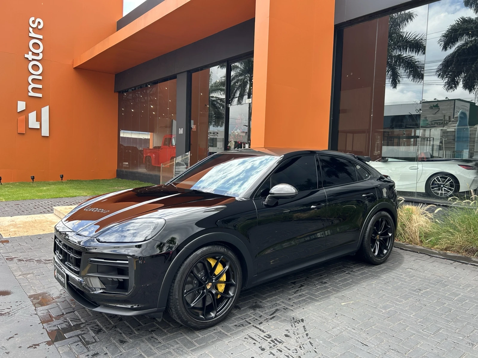 Porsche 911 Carrera em frente à fachada Alma